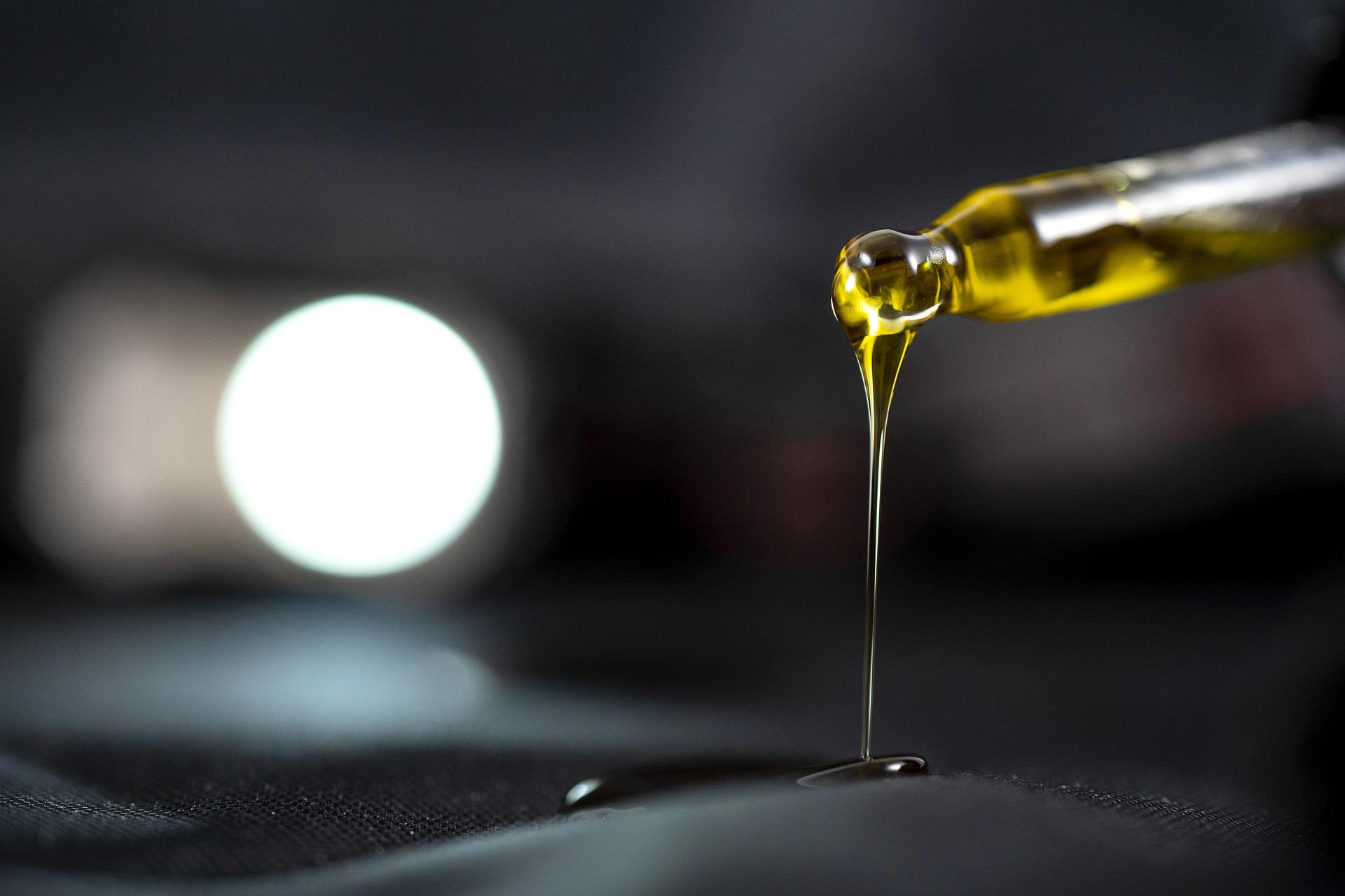 Beginner’s Complete Guide: How To Take CBD Oil at Home - Erth Wellness